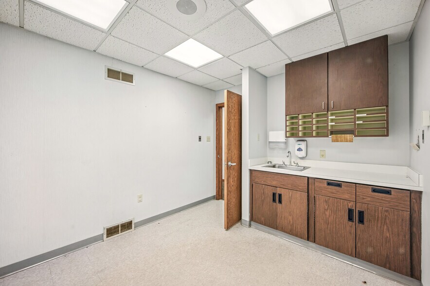 More Photos Of 2000 Green St, Farrell Medical For Lease