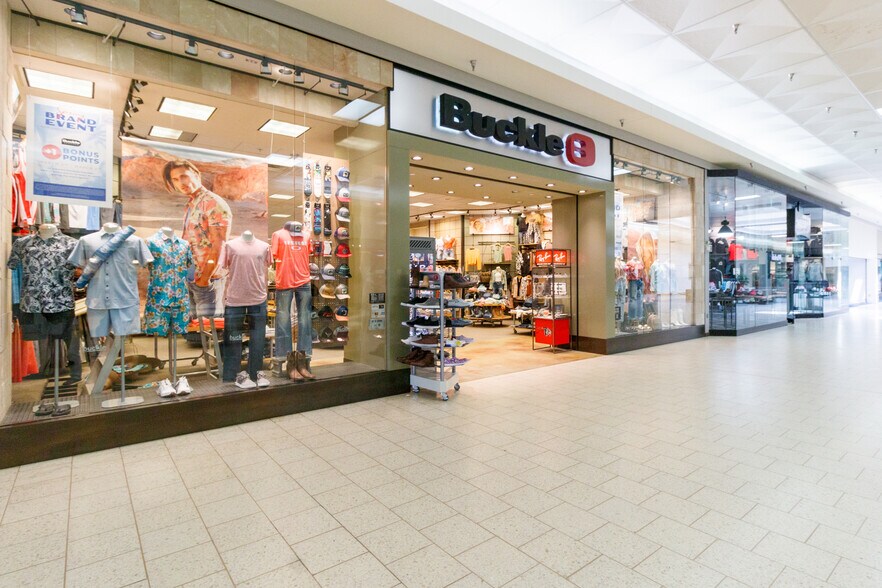More Photos Of 550 S Gear Ave, West Burlington Storefront For Sale