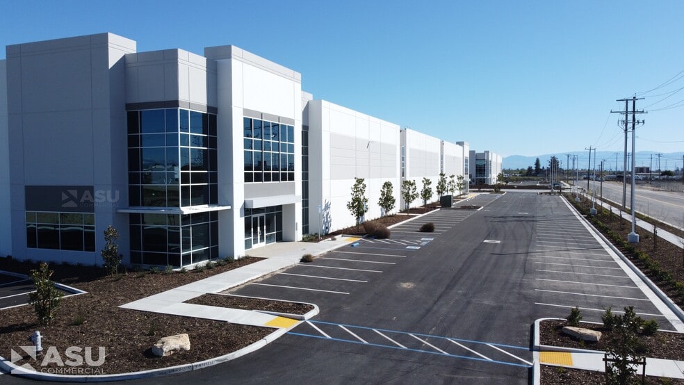 Primary Photo Of 2204 Coffee Rd, Bakersfield Showroom For Lease