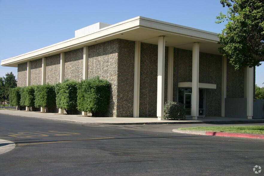 More Photos Of 890 W Lacey Blvd, Hanford Bank For Sale
