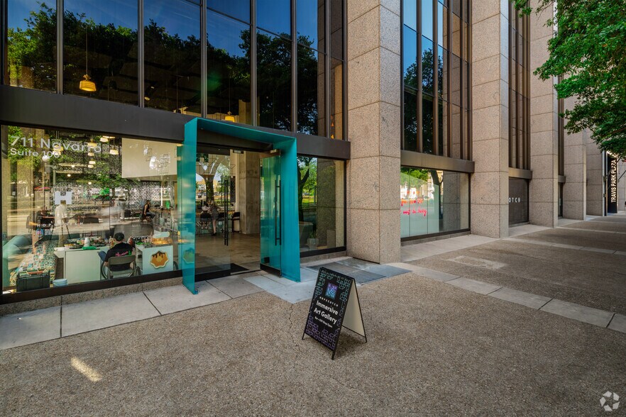 More Photos Of 711 Navarro St, San Antonio Office For Sale