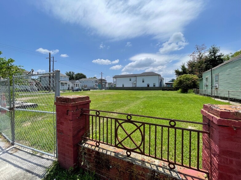 More Photos Of 2400 Delachaise St, New Orleans Specialty For Sale