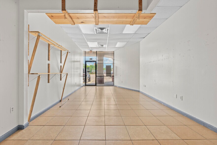 More Photos Of 301 Vista Rd, Pasadena Storefront For Lease