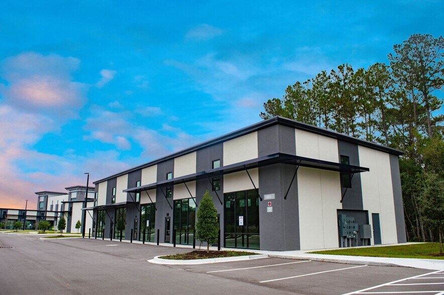 More Photos Of 13830 Gran Bay Pky, Jacksonville Self Storage For Lease