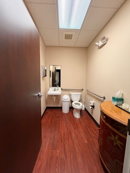 More Photos Of 1380 Eastchester Dr, High Point Medical For Lease