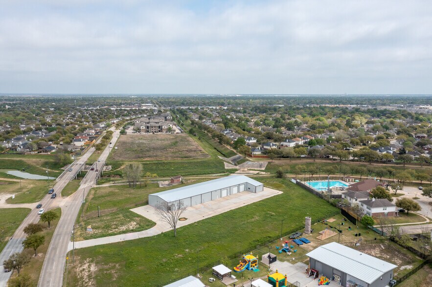 More Photos Of 6424 Queenston Blvd, Houston Light Distribution For Sale