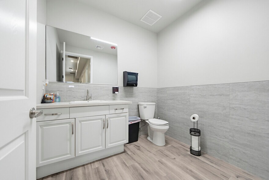 More Photos Of 349 Lake Havasu Ave S, Lake Havasu City Office For Sale