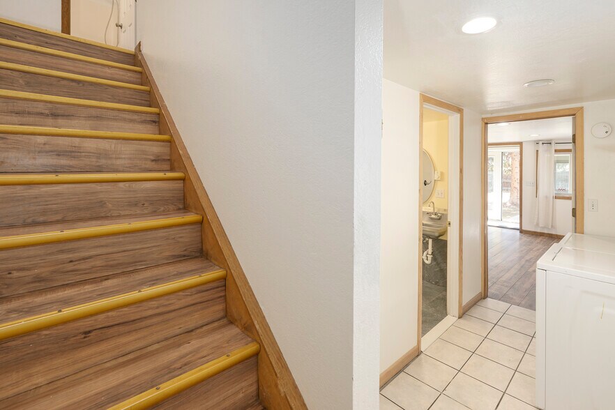 More Photos Of 695 Agate ave, Granby Flex For Sale