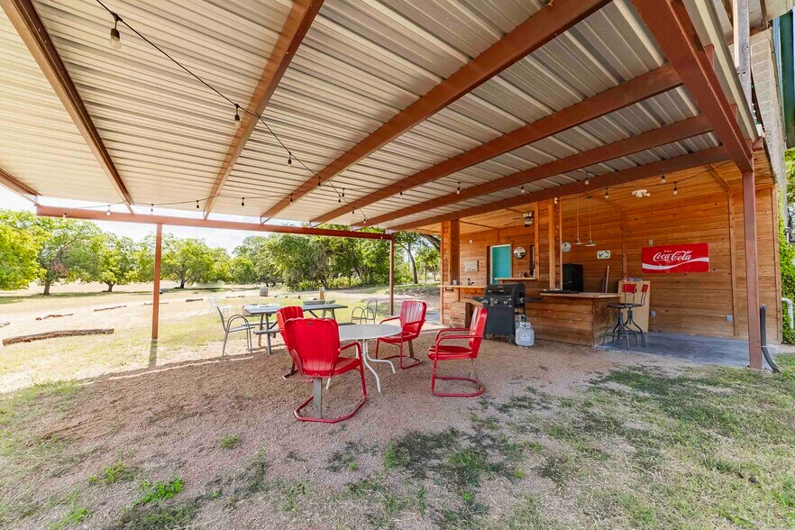 More Photos Of 95 Loma Ln, Fredericksburg Showroom For Sale