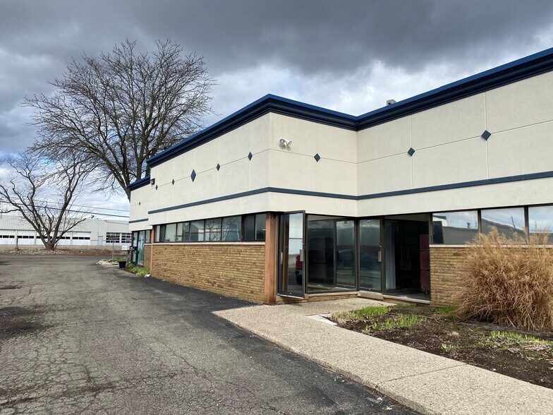 More Photos Of 24269-24293 Indoplex Cir, Farmington Hills Light Manufacturing For Lease