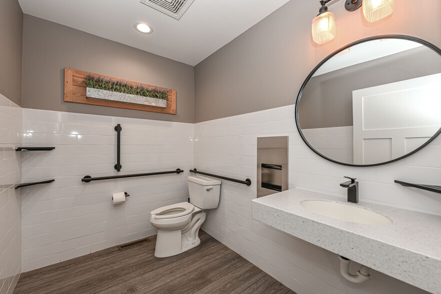 More Photos Of 114 Grove St, Eagle Medical For Lease