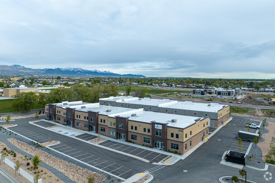 More Photos Of 2764-2808 W 14000 S, Bluffdale Showroom For Lease