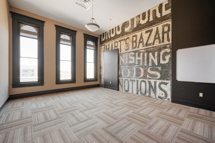 More Photos Of 108 S Walnut St, Muncie Office For Sale