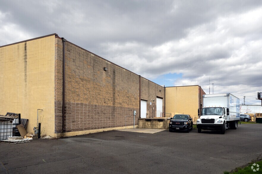More Photos Of 3901 Nebraska St, Levittown Warehouse For Lease