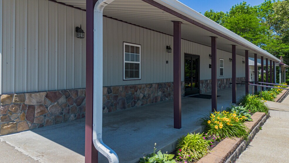 More Photos Of 71 Commerce St, Hickory Supermarket For Sale