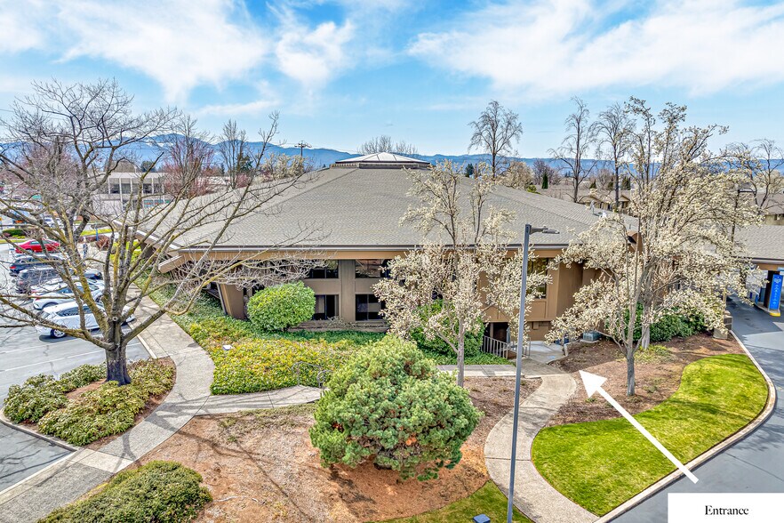 More Photos Of 601 Crater Lake Ave, Medford Bank For Lease