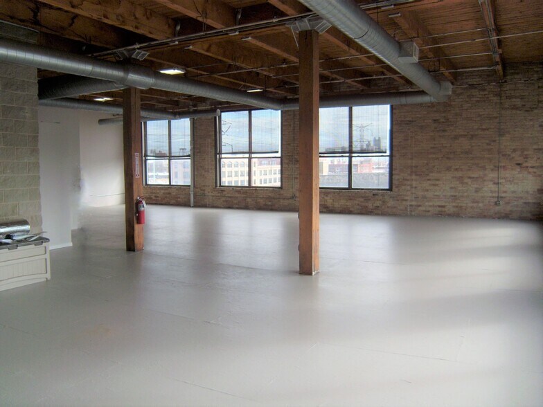 More Photos Of 2000 W Carroll Ave, Chicago Warehouse For Lease