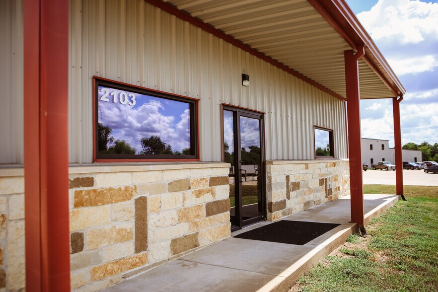 More Photos Of 2103 Longwood Dr, Brenham Warehouse For Lease