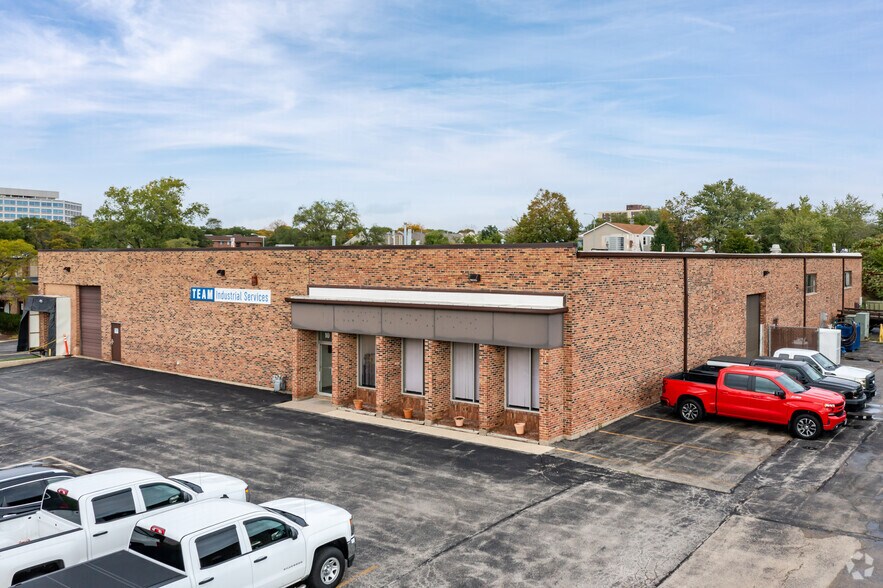 More Photos Of 10 Eisenhower Ln N, Lombard Warehouse For Lease