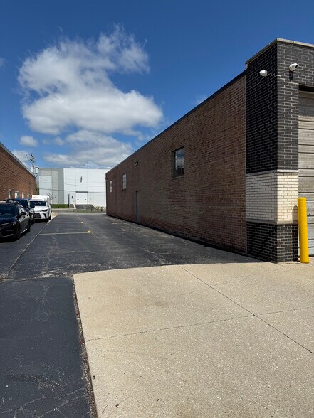 More Photos Of 450 Bennett Rd, Elk Grove Village Industrial For Sale