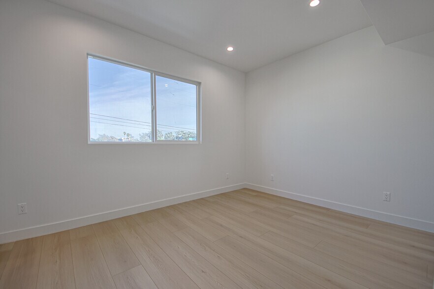 More Photos Of 2404 S Cochran Ave, Los Angeles Apartments For Sale