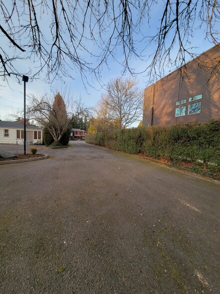 More Photos Of 678 Country Club Rd, Eugene Office Residential For Lease