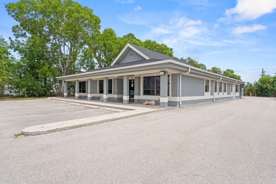 More Photos Of 6241 Arc Way, Fort Myers Office For Sale