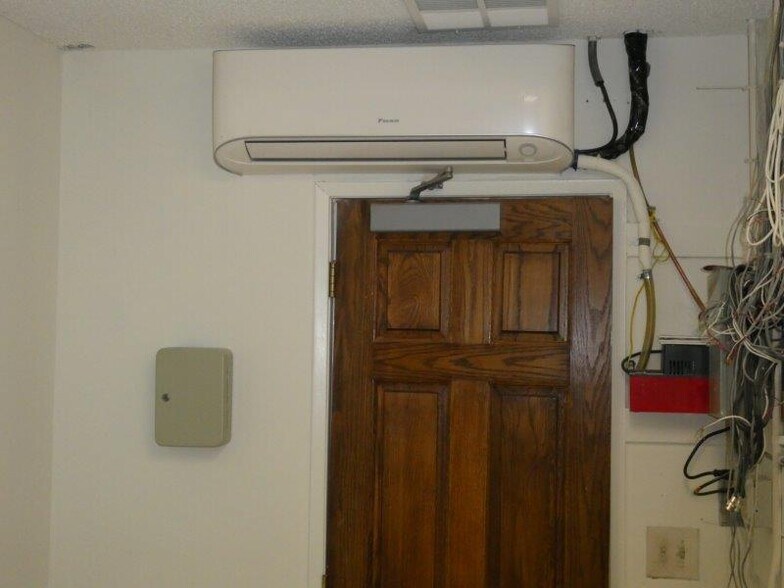 More Photos Of 447 W Burchett St, Glendale Office For Sale
