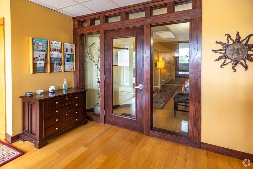 More Photos Of 10040-10046 N Port Washington Rd, Mequon Storefront Retail Office For Lease