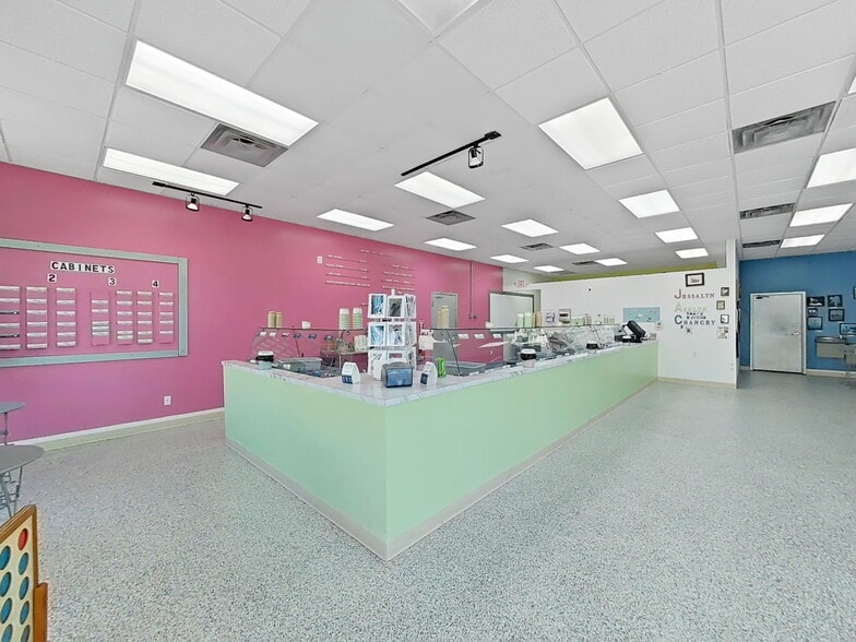 More Photos Of 18421-18423 US Highway 19 N, Clearwater Storefront For Lease