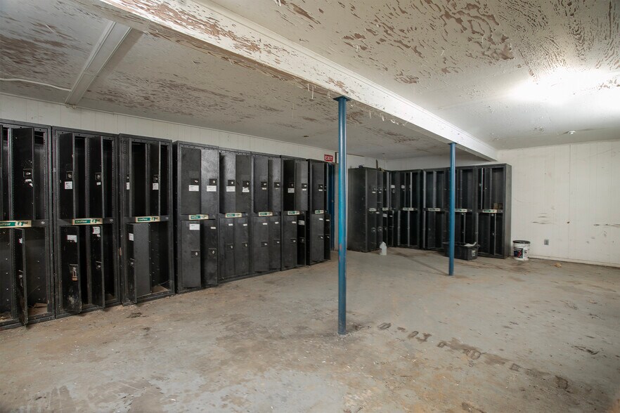 More Photos Of 5425 W Oak St, Palestine Flex For Lease