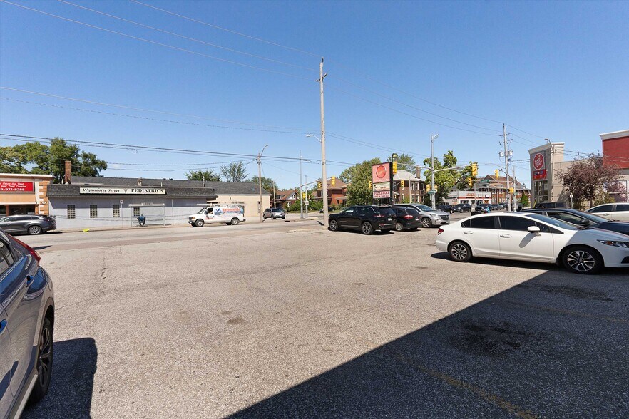 More Photos Of 1705 Wyandotte St W, Windsor Storefront For Sale