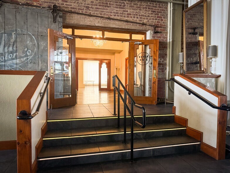 More Photos Of 900 Market St, Shreveport Office For Sale