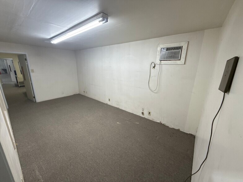 More Photos Of 1223 Crestdell Dr, Duncanville Warehouse For Lease