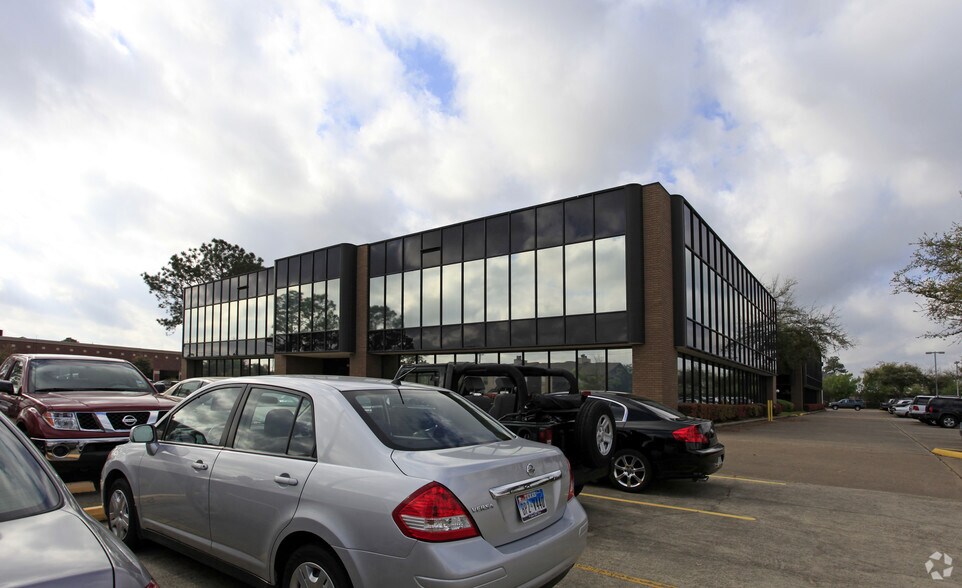 More Photos Of 16850 Saturn Ln, Houston Office For Lease