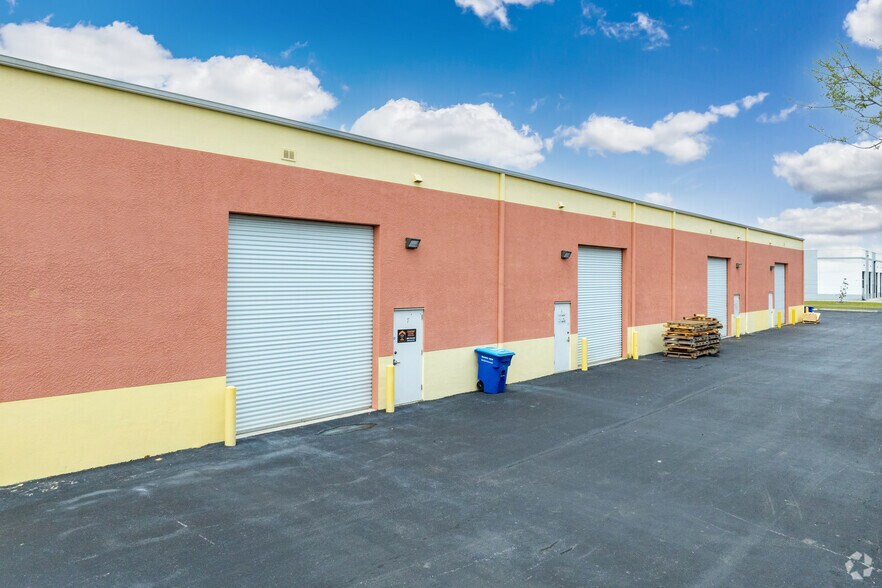 More Photos Of 17121 Cam Ct, Fort Myers Showroom For Lease