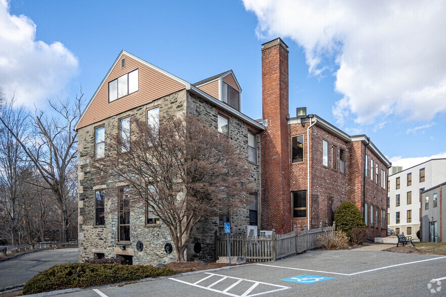 More Photos Of 37 Walnut St, Wellesley Office For Lease