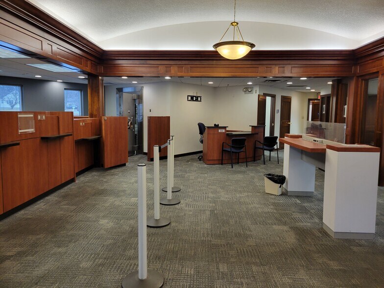 More Photos Of 2659 Charlestown Rd, New Albany Bank For Lease