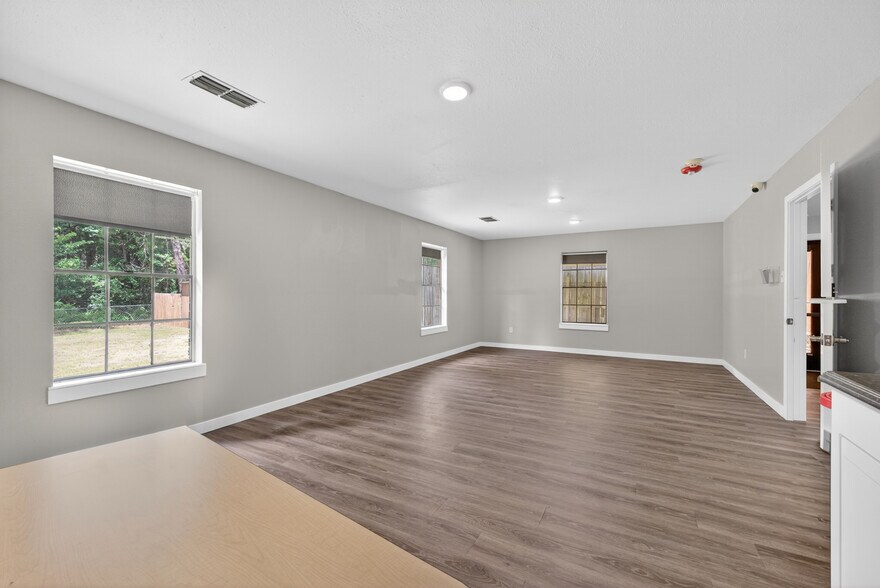 More Photos Of 109 Jasper Dr, Marshall Office For Sale