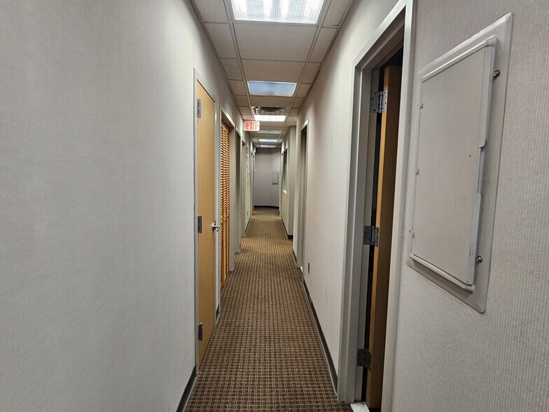 More Photos Of 202 E Main St, Huntington Medical For Lease