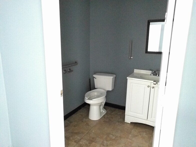 More Photos Of 3081 SE Dominica Ter, Stuart Manufacturing For Lease