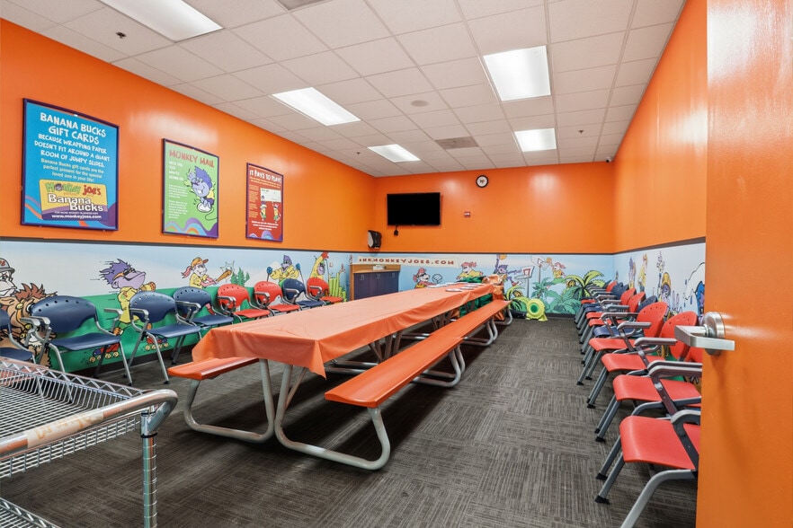 More Photos Of 23520 Overland Dr, Sterling Unknown For Lease