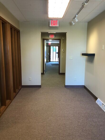 More Photos Of 1416 S Commercial St, Neenah Medical For Lease