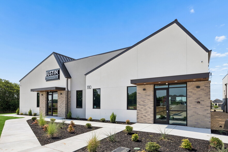 More Photos Of 1110 Timberbrook Pky, Justin Storefront For Lease