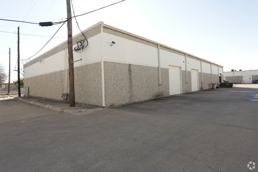 More Photos Of 11127 Shady Trl, Dallas Showroom For Sale