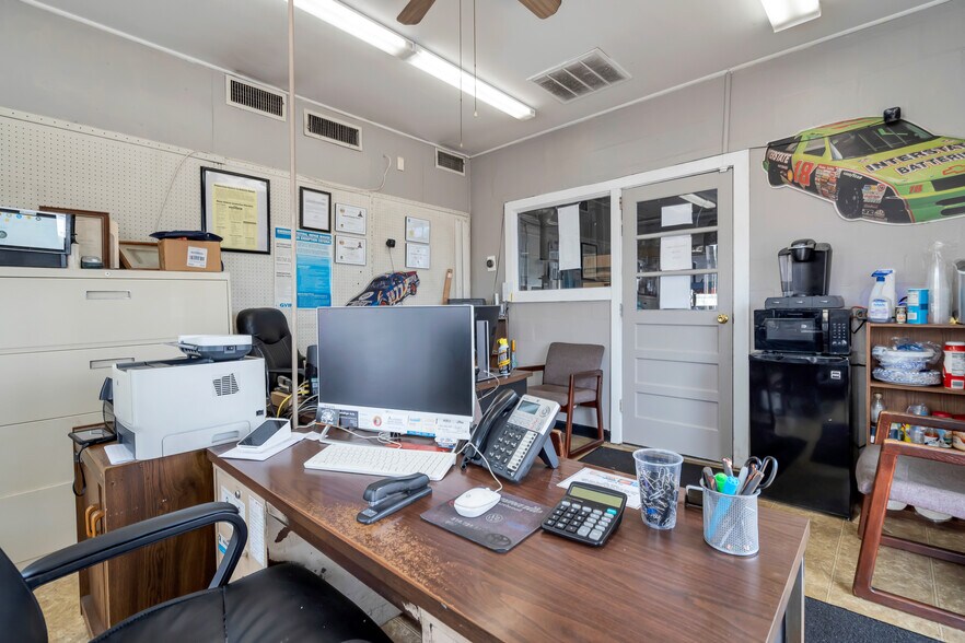 More Photos Of 3166 Ashby Rd, Saint Ann Auto Repair For Sale