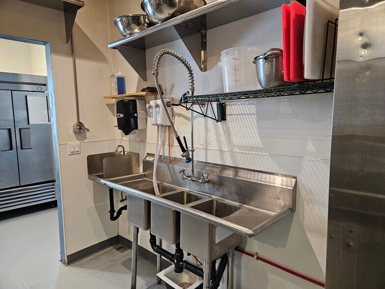 More Photos Of 620 E Sierra Ave, Portola Restaurant For Sale