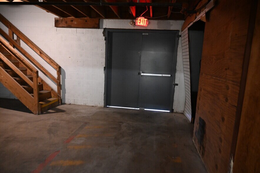 More Photos Of 2300 Claremont Ave, Ashland Freestanding For Lease