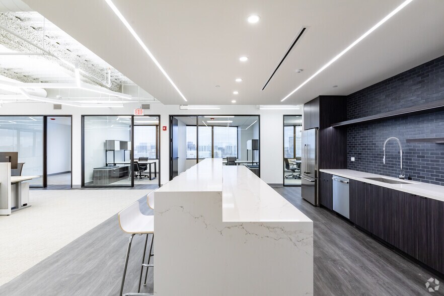 More Photos Of 1415 W 22nd St, Oak Brook Office For Lease
