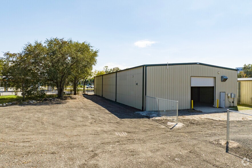 More Photos Of 26611 Wesley Chapel Blvd, Lutz Warehouse For Lease